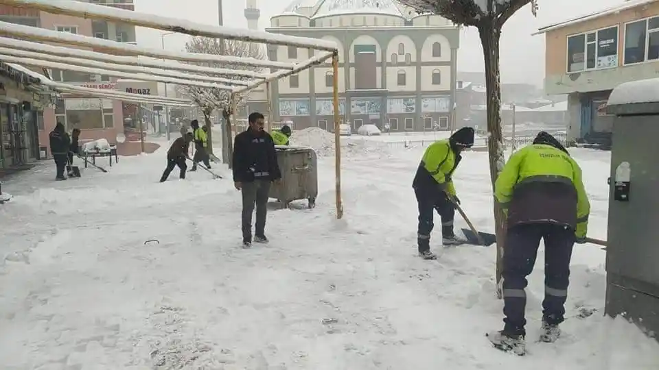 Özalp’ta kar yağdı, belediye ekiplerinin mesaisi de başladı