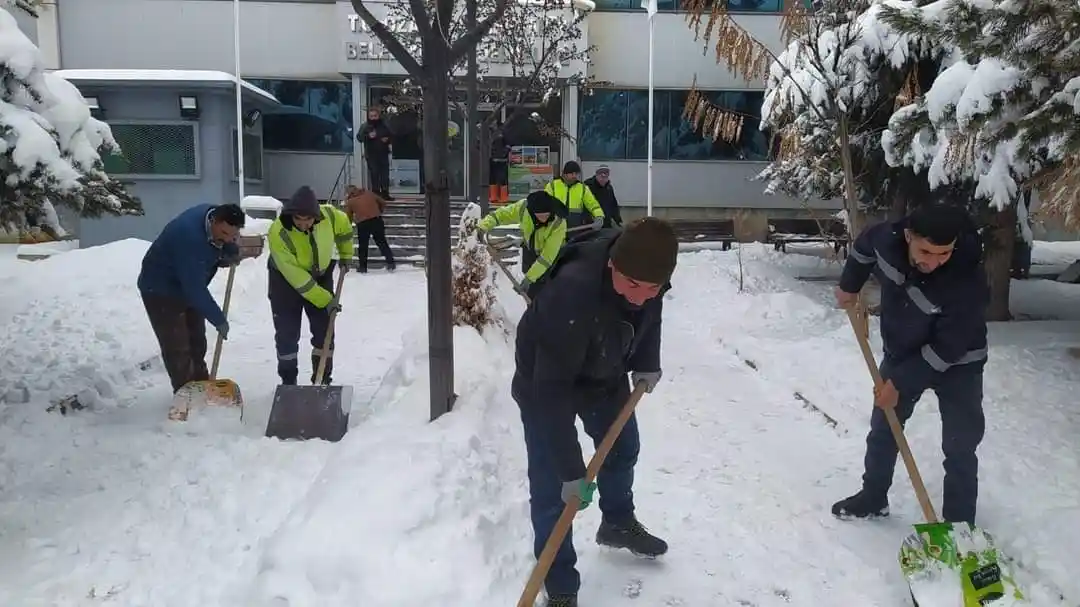 Özalp’ta kar yağdı, belediye ekiplerinin mesaisi de başladı