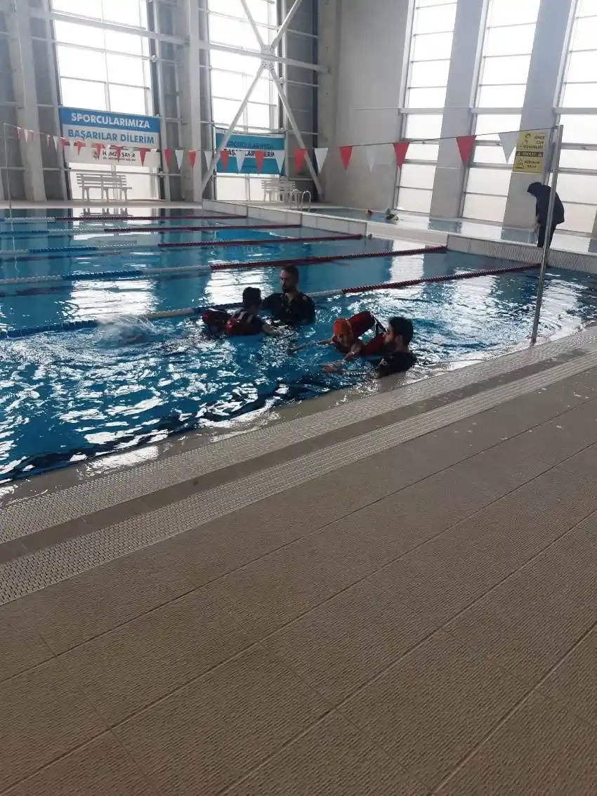 Özel bireylere havuzda terapi