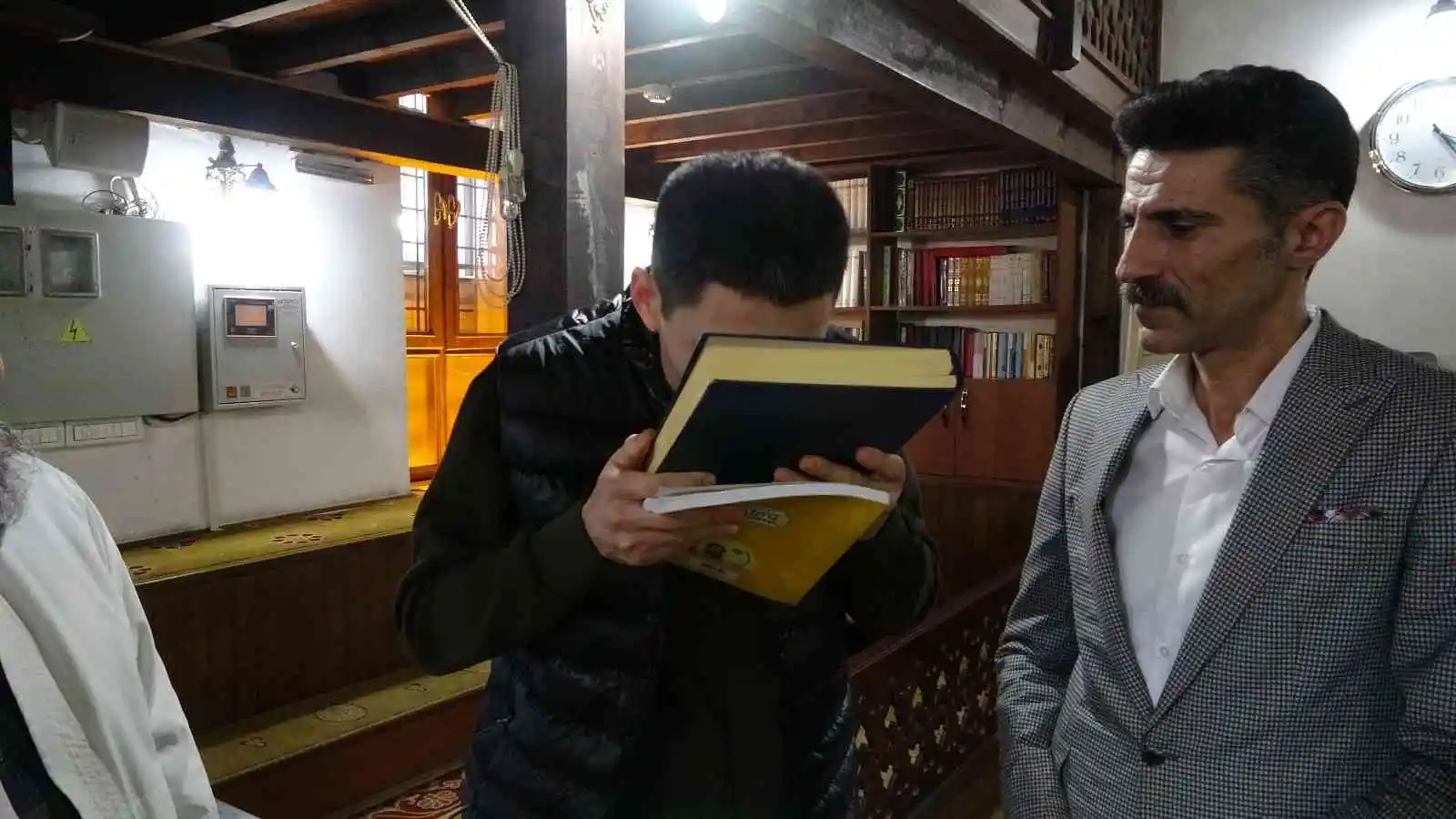 (Özel) Eşi Müslüman olunca gözyaşlarını tutamadı
