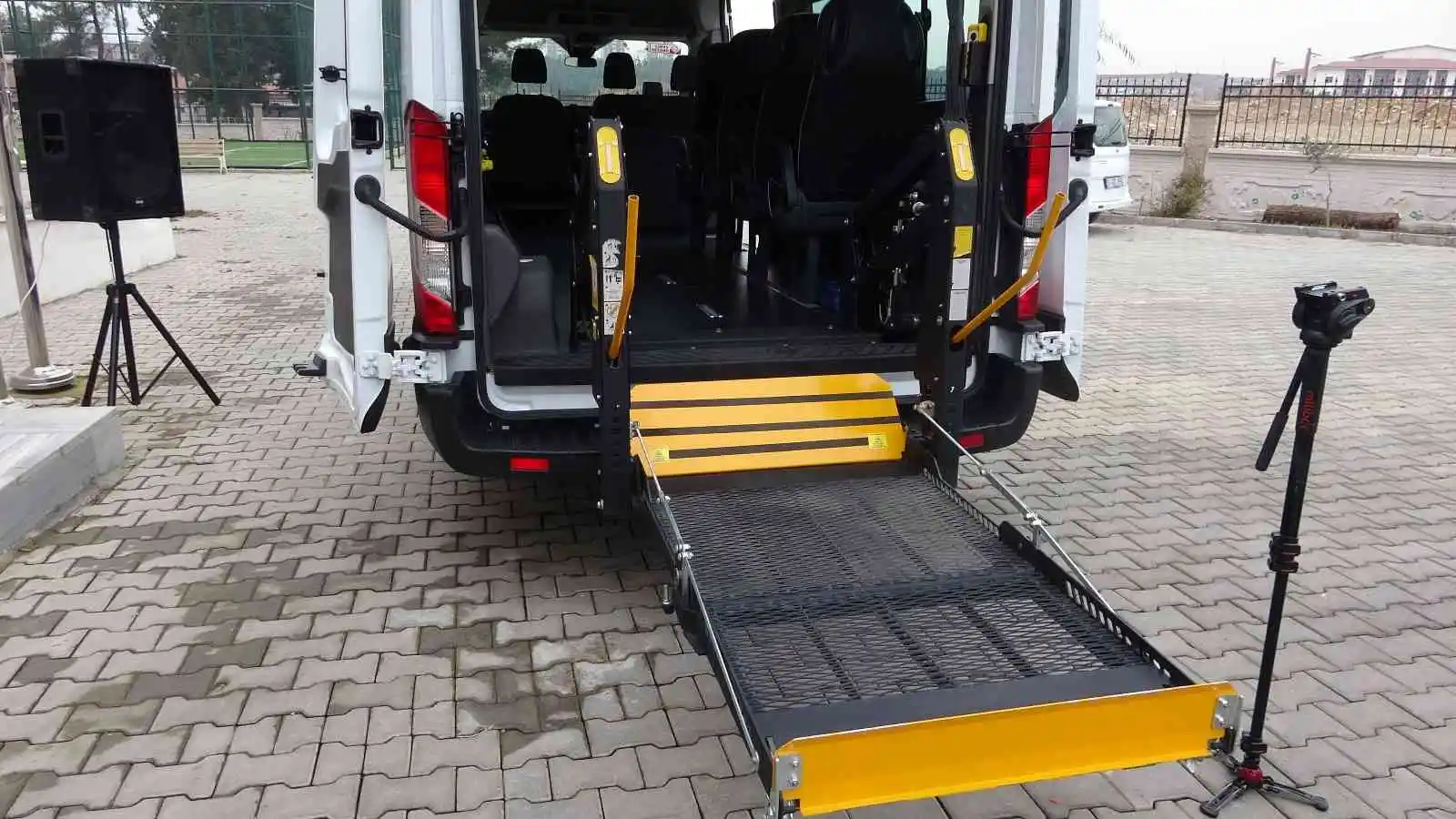 Özel öğrenciler için tam donanımlı servis aracı