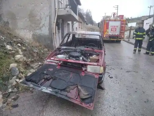Park halindeyken alev alan araç kullanılamaz hale geldi