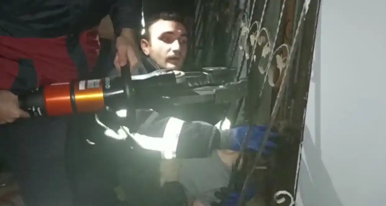 Pencerenin demirine sıkışan çocuğu itfaiye kurtardı