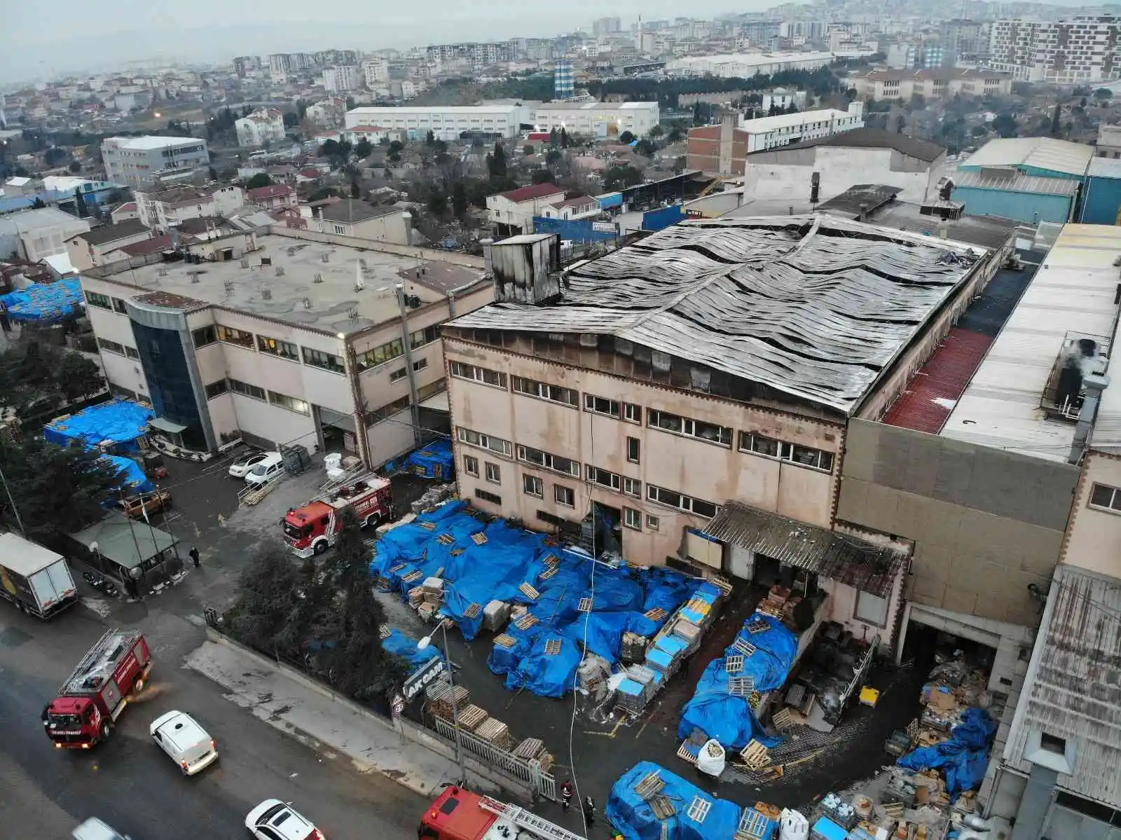 Pendik cam fabrikasındaki tahribat gün ağarınca ortaya çıktı
