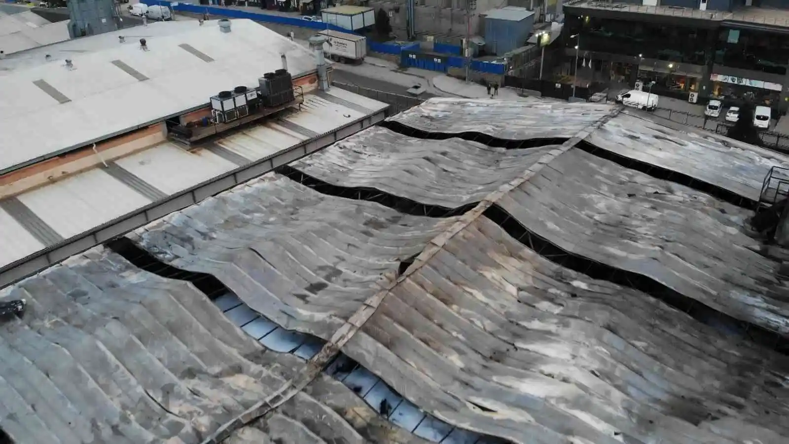 Pendik cam fabrikasındaki tahribat gün ağarınca ortaya çıktı
