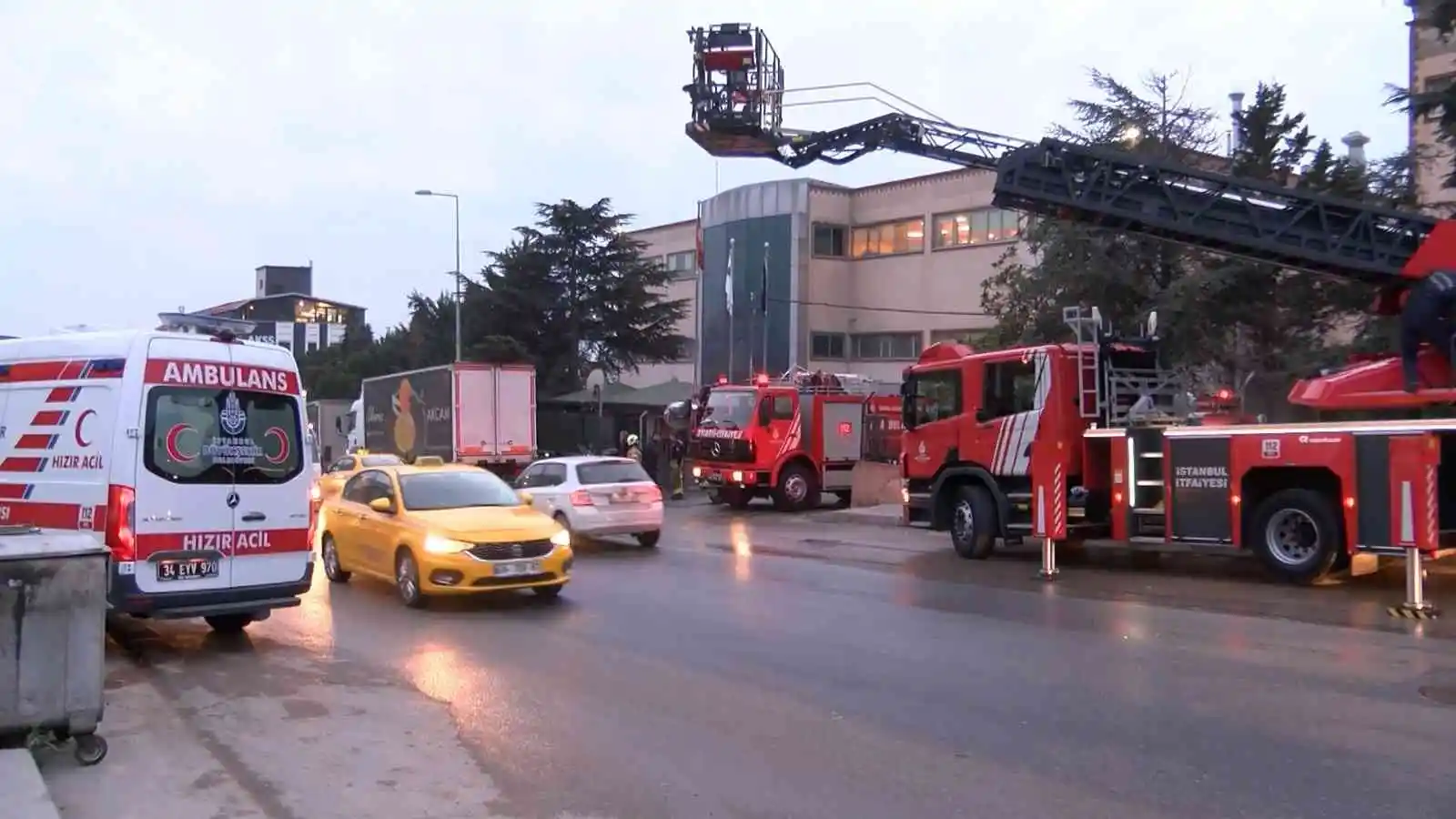 Pendik cam fabrikasındaki tahribat gün ağarınca ortaya çıktı
