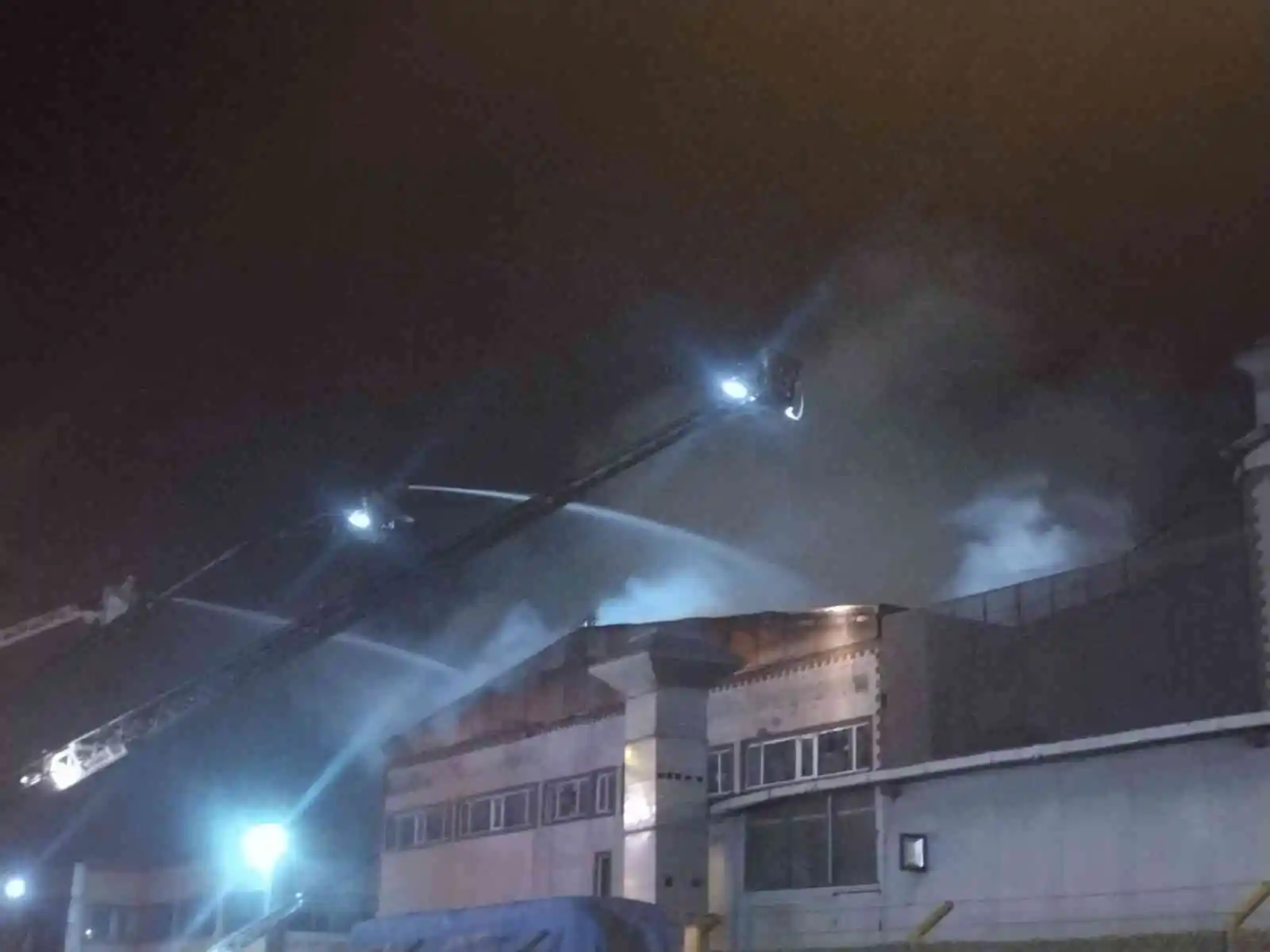 Pendik'te cam ve plastik fabrikasındaki yangın kontrol altına alındı
