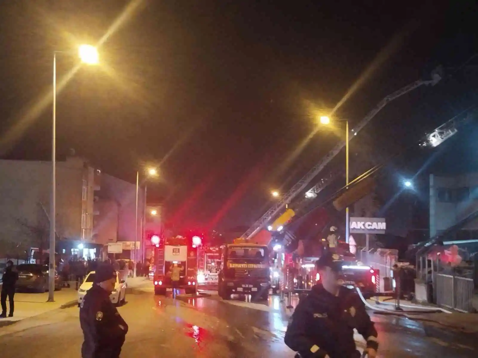 Pendik’te cam ve plastik fabrikasındaki yangın kontrol altına alındı