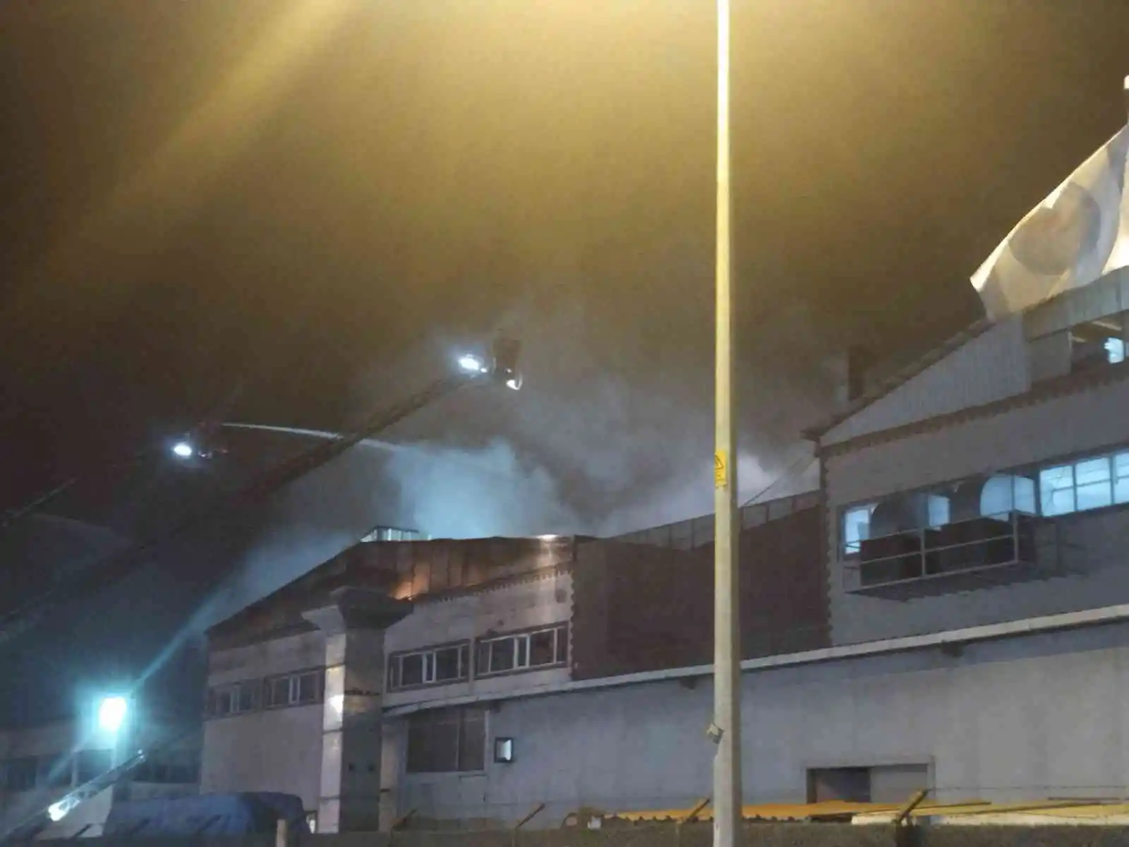 Pendik’te cam ve plastik fabrikasındaki yangın kontrol altına alındı