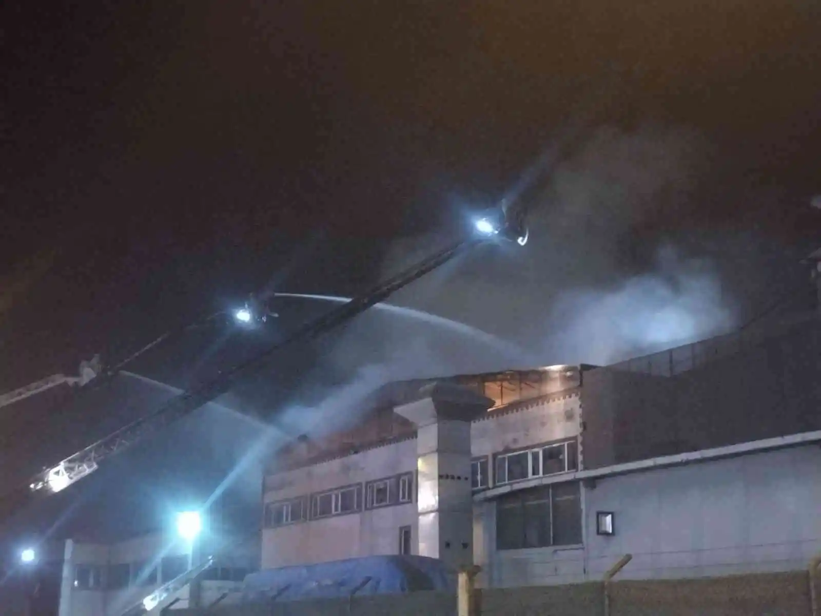 Pendik’te cam ve plastik fabrikasındaki yangın kontrol altına alındı