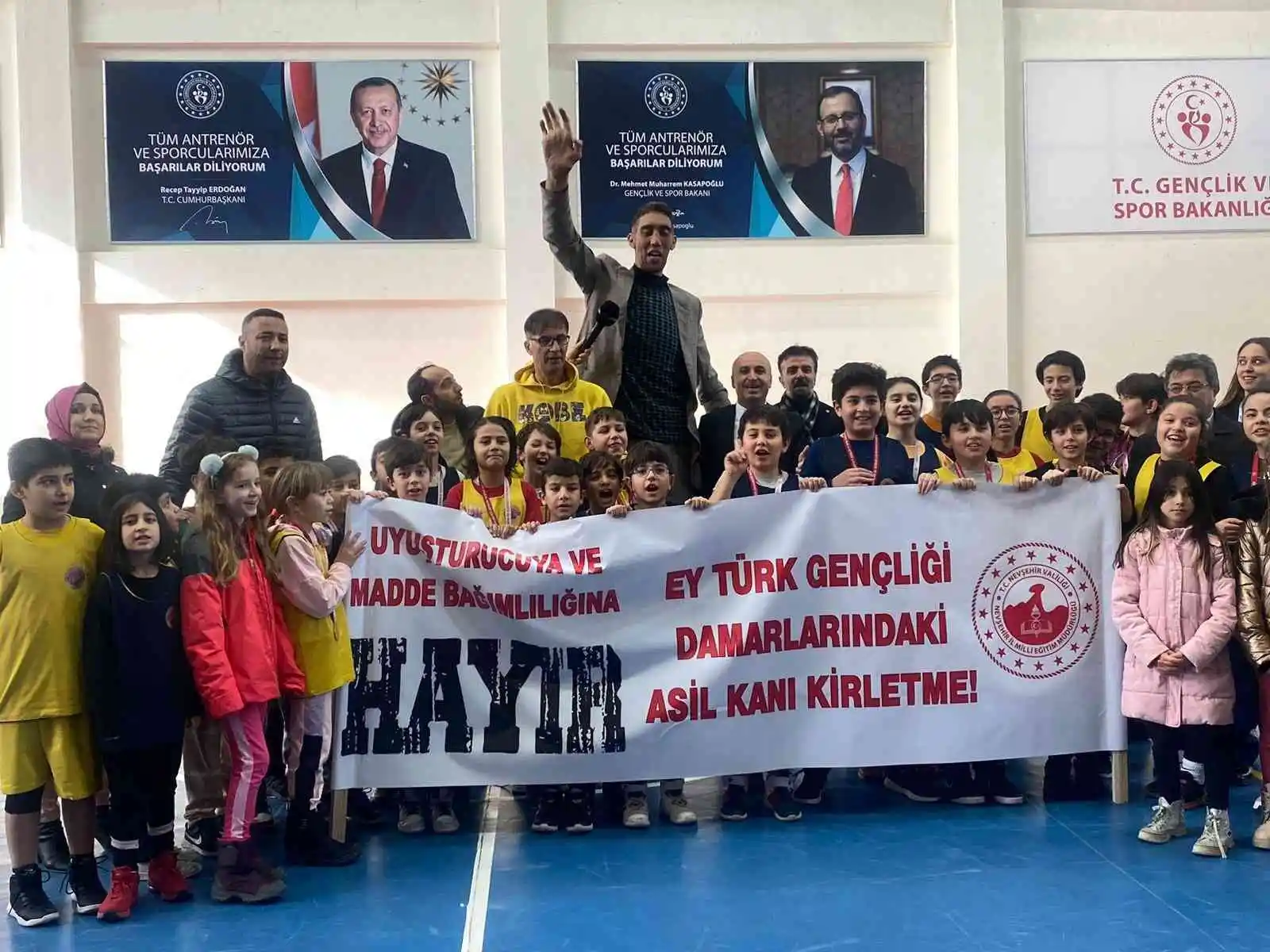 Peribacalarına gelen ’dünyanın en uzun insanı’ Sultan Kösen: