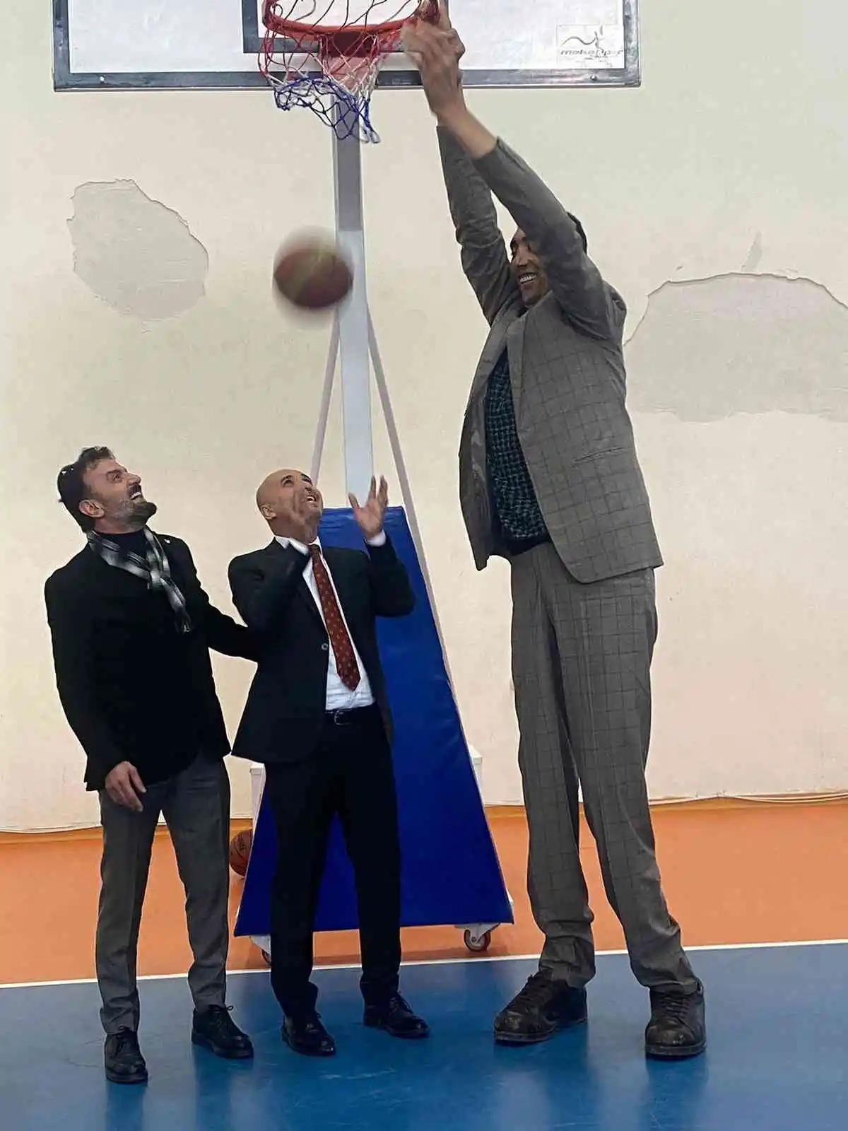 Peribacalarına gelen ’dünyanın en uzun insanı’ Sultan Kösen: