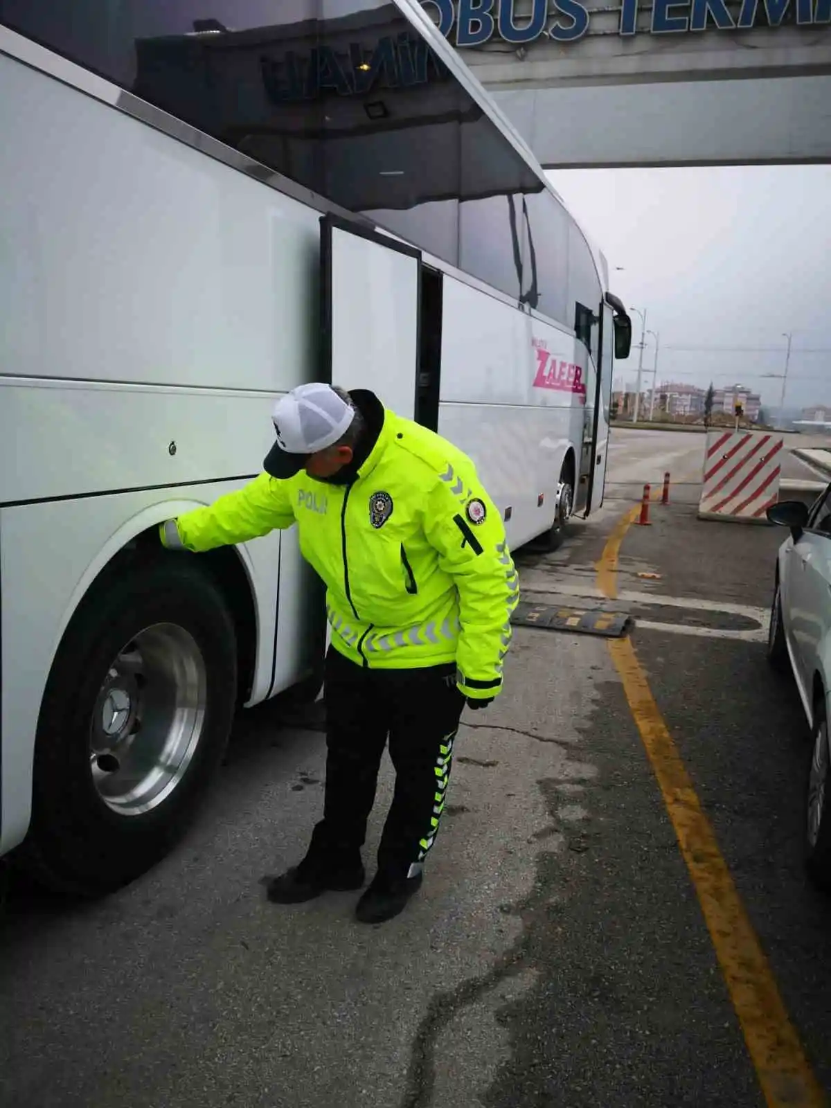 Polisten kış lastiği denetimi