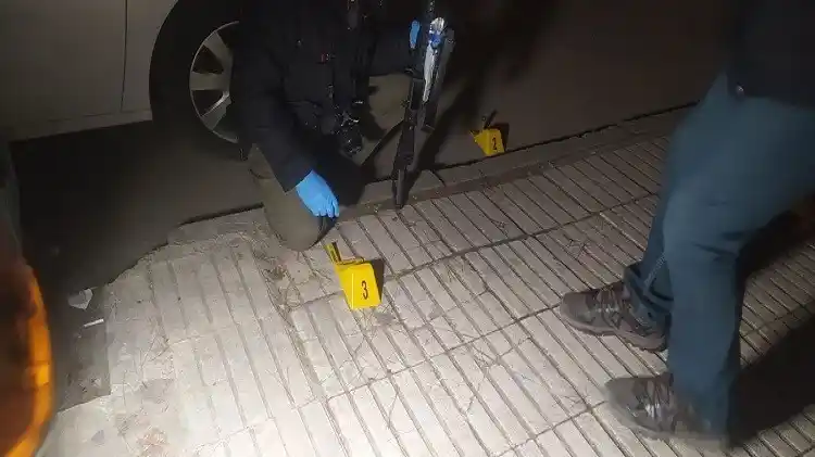 Pompalı tüfeklerle apartmana ateş açıldı, 2 dairenin camları kırıldı