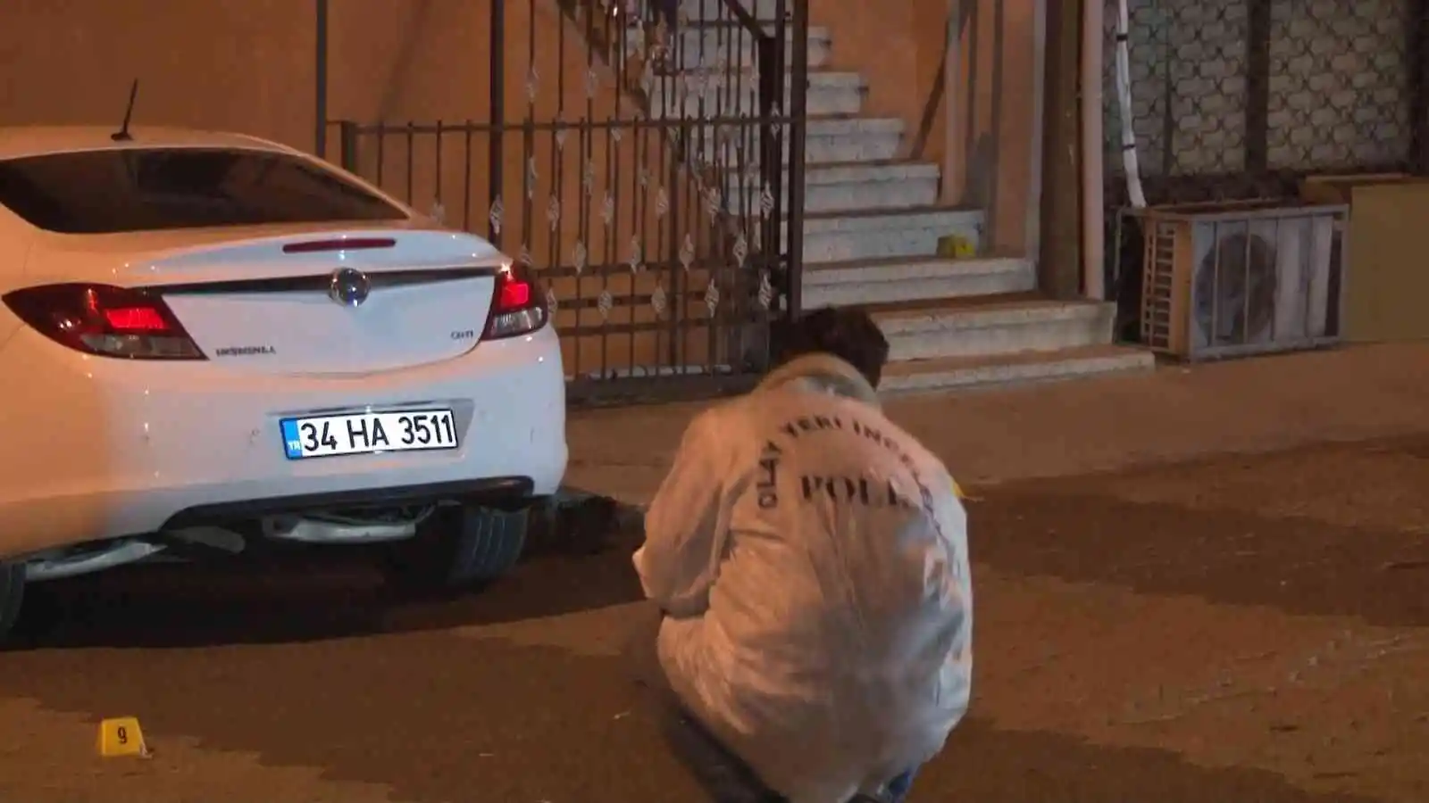 Pusu kurdukları husumetlilerinin otomobilini kurşunladılar