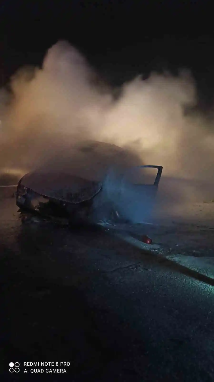 Refüje çarpıp takla atan otomobil alev alev yandı: 1 yaralı
