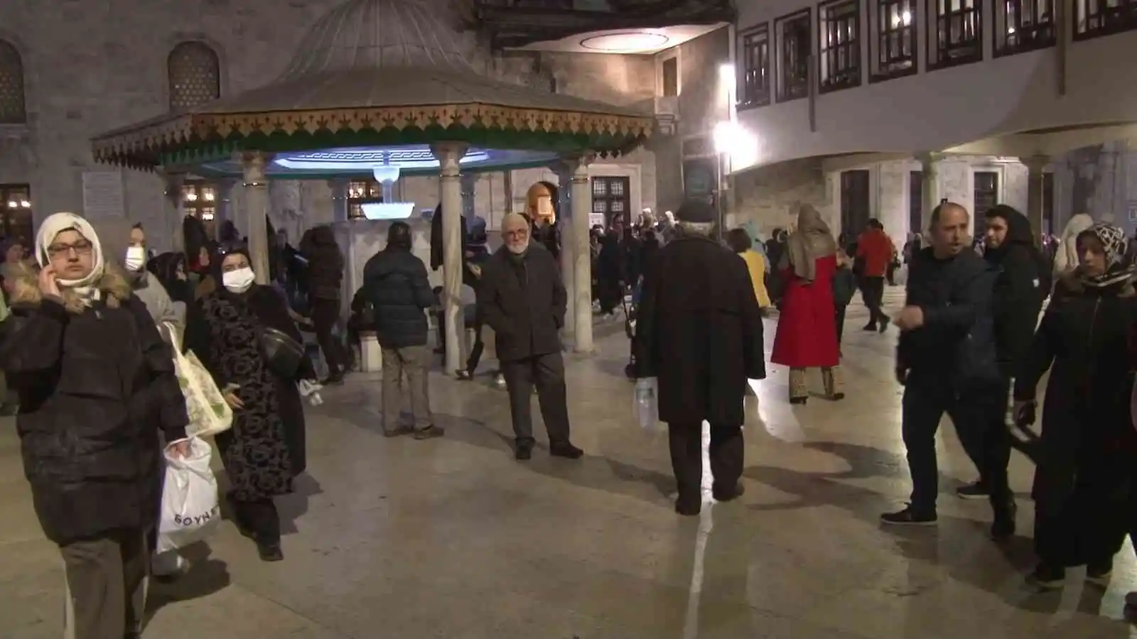 Regaip Kandili nedeniyle binlerce vatandaş Eyüp Sultan Camii'ne akın etti
