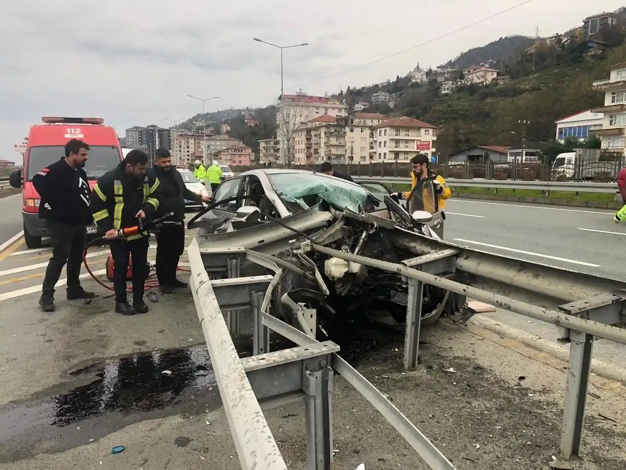 Rize’de feci kaza: Bariyer aracın ön camından girip arka camdan çıktı