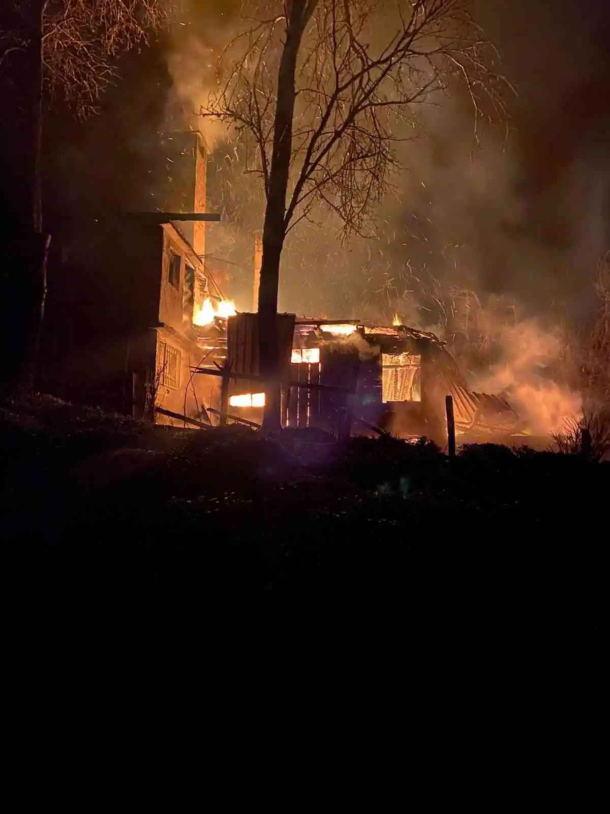 Rize’de yaşlı çiftin kaldığı ev yangın sonucunda kullanılamaz hale geldi
