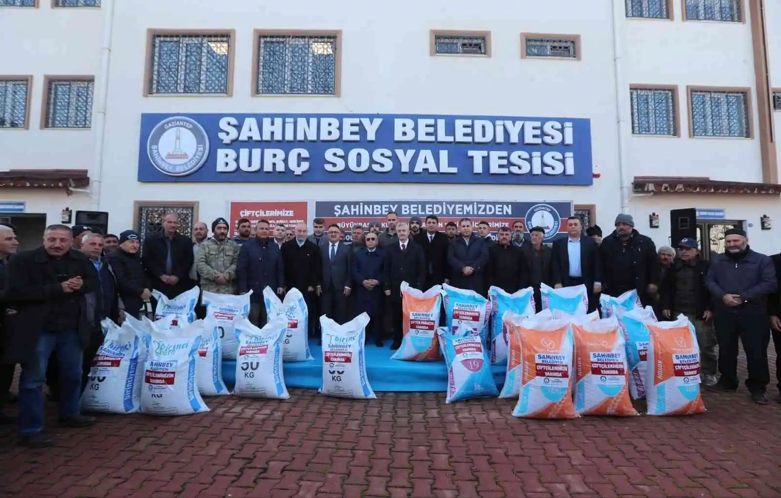 Şahinbey'de yem dağıtımı sürüyor
