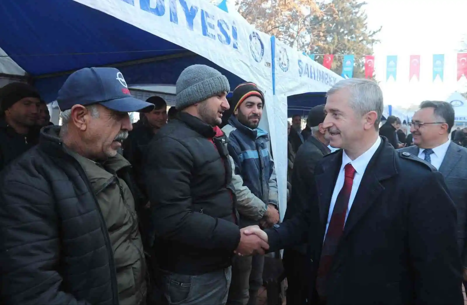 Şahinbey’de yem dağıtımı sürüyor