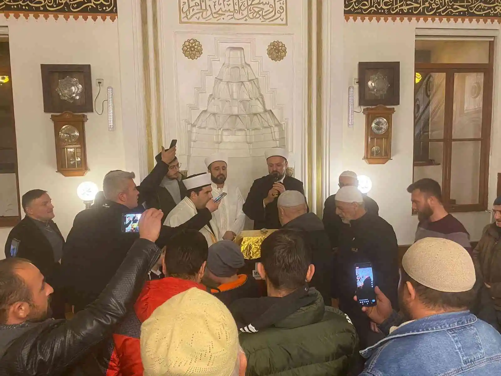 Sakal-ı Şerif'i görebilmek için sıraya girdiler