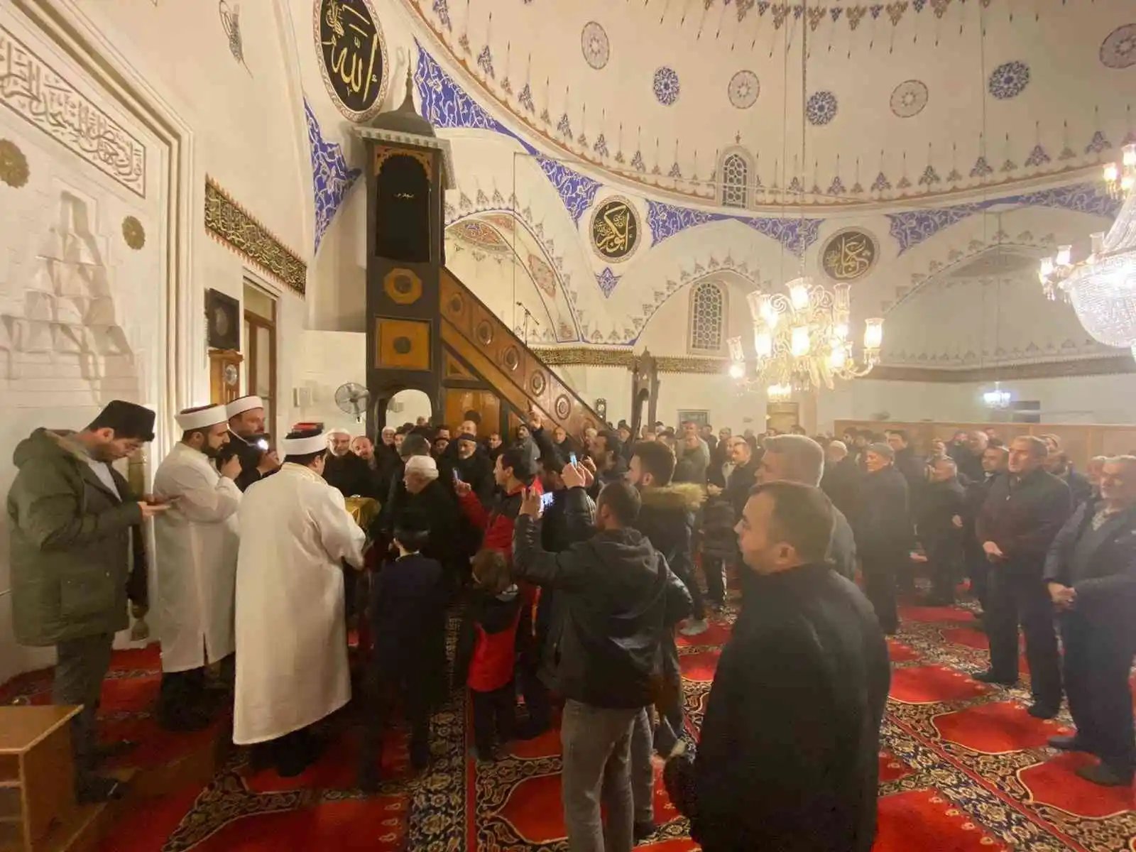 Sakal-ı Şerif’i görebilmek için sıraya girdiler