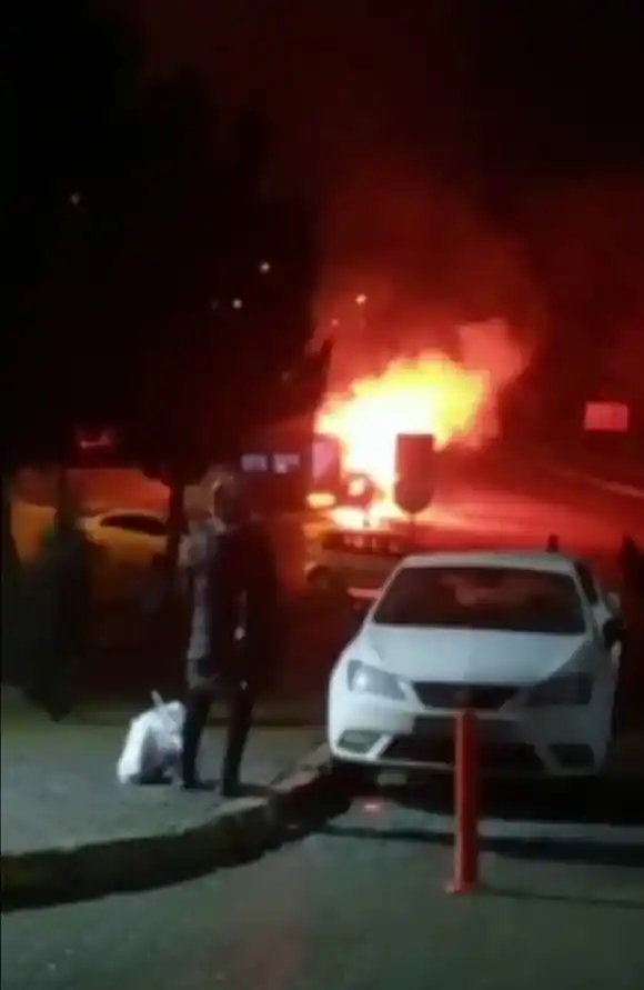 Sakarya’da hastane önünde minibüs alev topuna döndü
