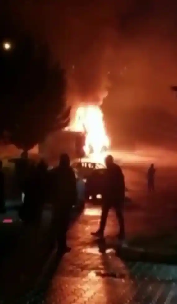 Sakarya’da hastane önünde minibüs alev topuna döndü