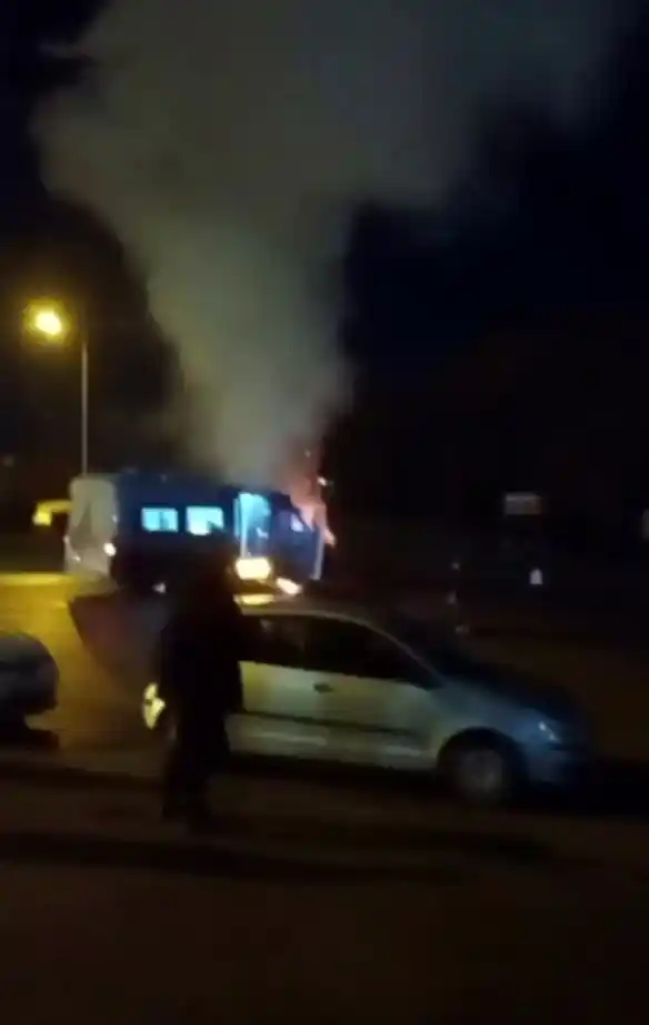 Sakarya’da hastane önünde minibüs alev topuna döndü