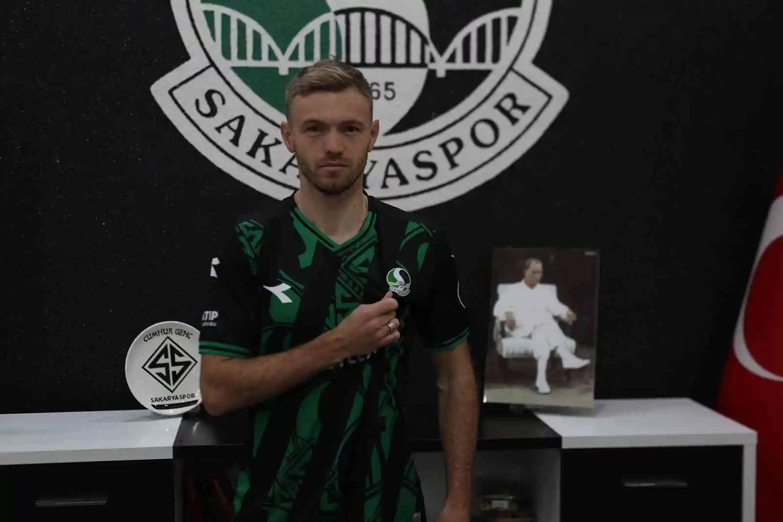 Sakaryaspor, Dmytro Grechyshkin ile 1,5 yıllık sözleşme imzaladı
