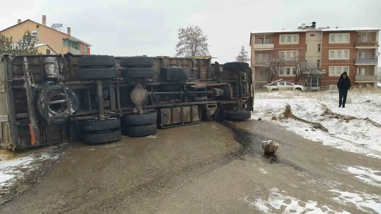 Saman yüklü kamyon devrildi: 1 kişi yaralandı