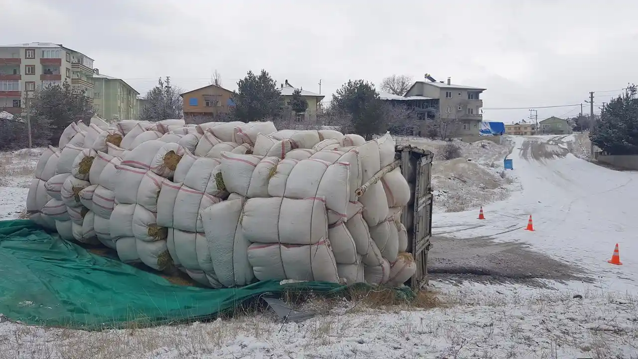 Saman yüklü kamyon devrildi: 1 kişi yaralandı