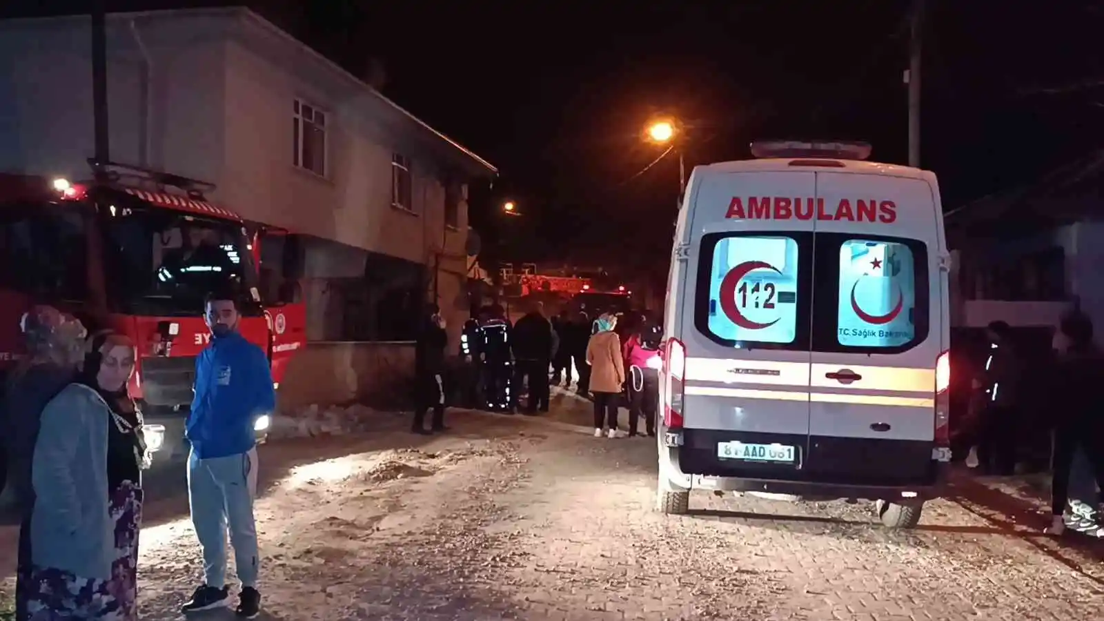 Samanlık yangınında itfaiye eri dumandan etkilendi