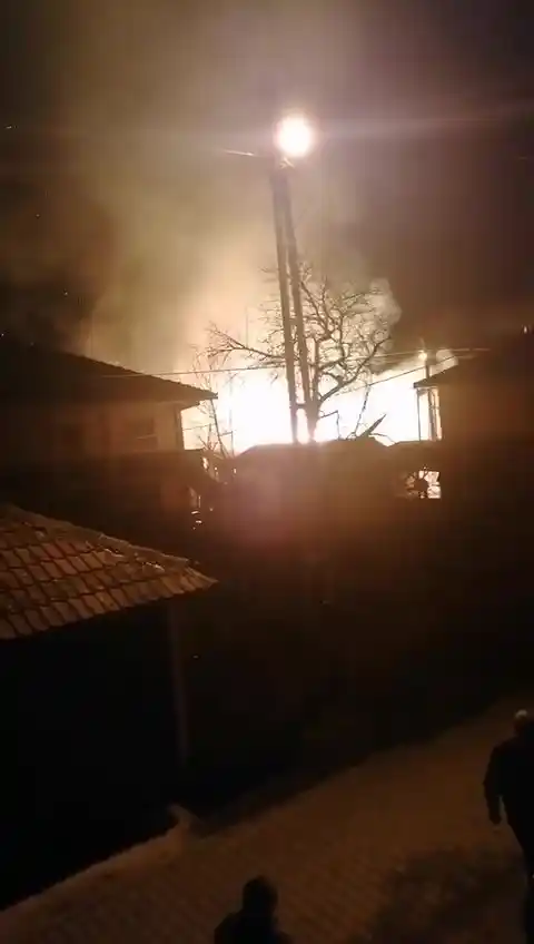 Samanlık yangınında itfaiye eri dumandan etkilendi