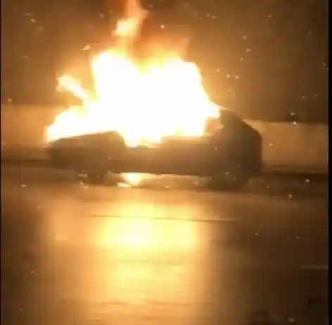 Sancaktepe'de otomobil alev alev yandı
