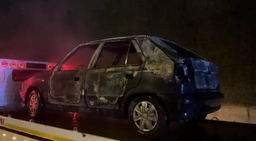 Sancaktepe’de otomobil alev alev yandı
