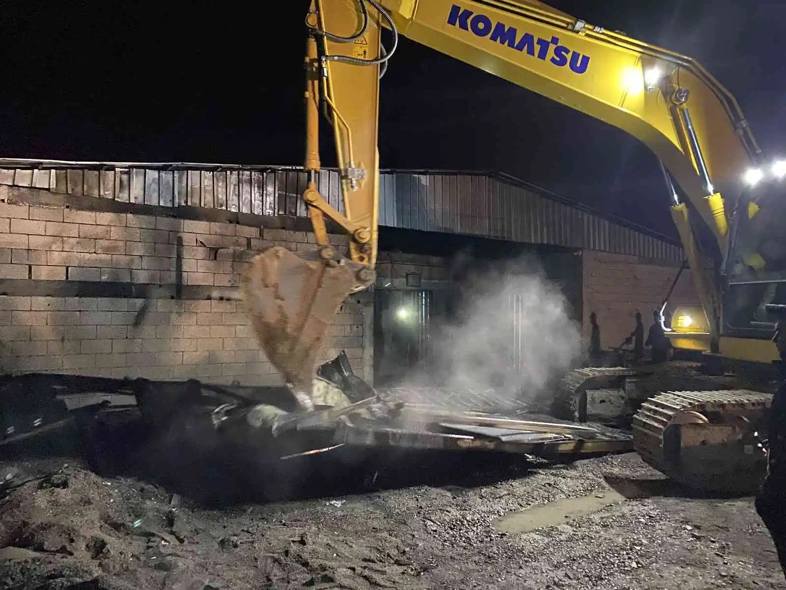 Şantiyedeki elektrik panosunda çıkan yangın paniğe neden oldu