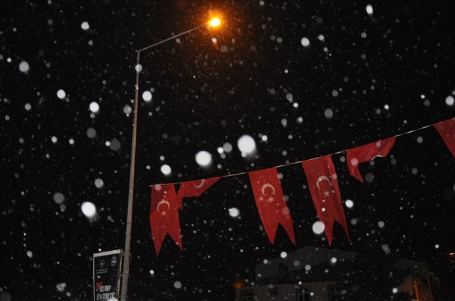 Sarıkamış'a beklenen kar yağdı