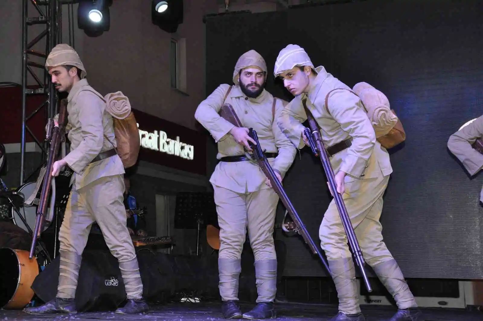 Sarıkamış şehitleri için 10 binlerce kişi meşalelerle yürüdü