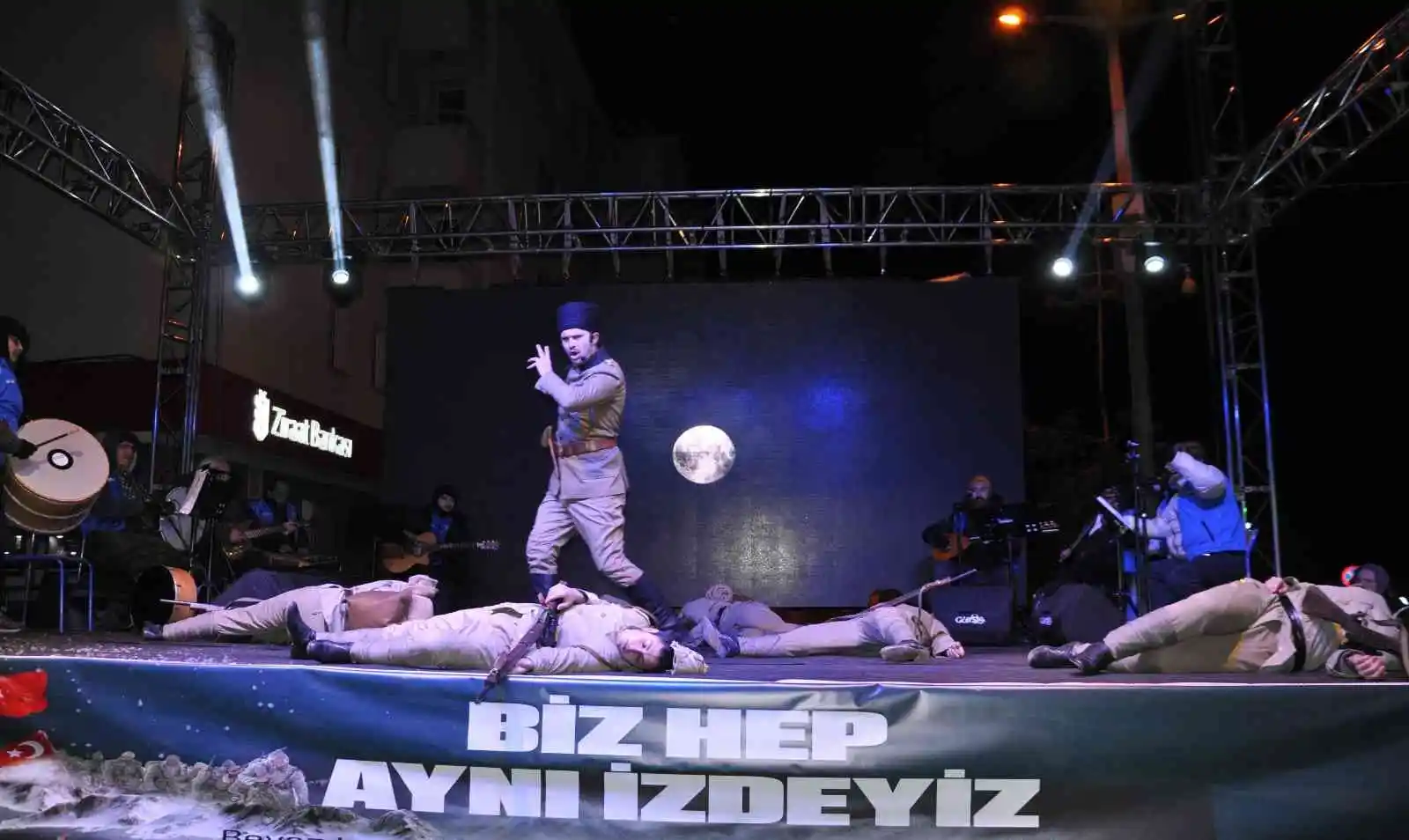 Sarıkamış şehitleri için 10 binlerce kişi meşalelerle yürüdü