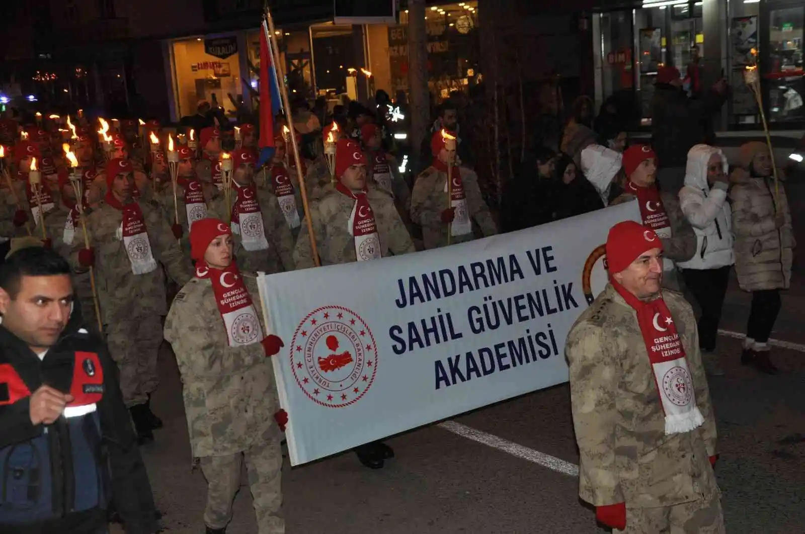 Sarıkamış şehitleri için 10 binlerce kişi meşalelerle yürüdü