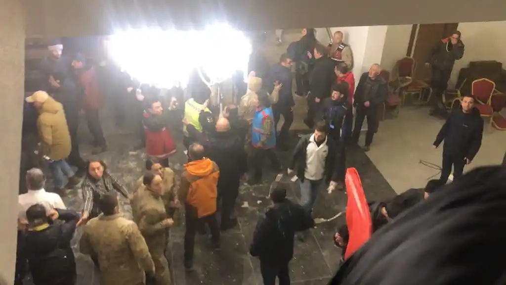 Sarıkamış’ta otelin tavanı çöktü: 10 kişi yaralandı