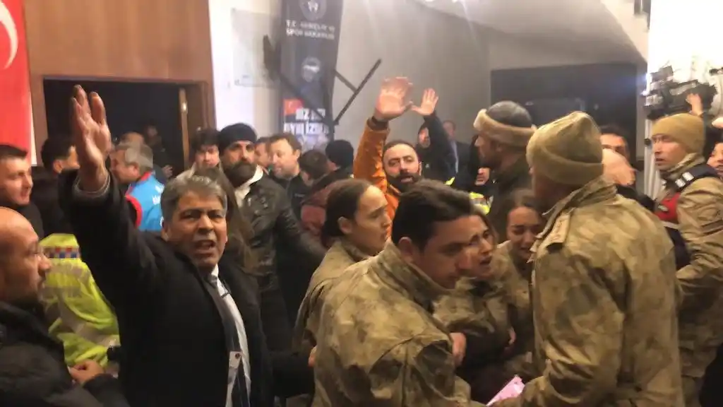 Sarıkamış’ta otelin tavanı çöktü: 10 kişi yaralandı