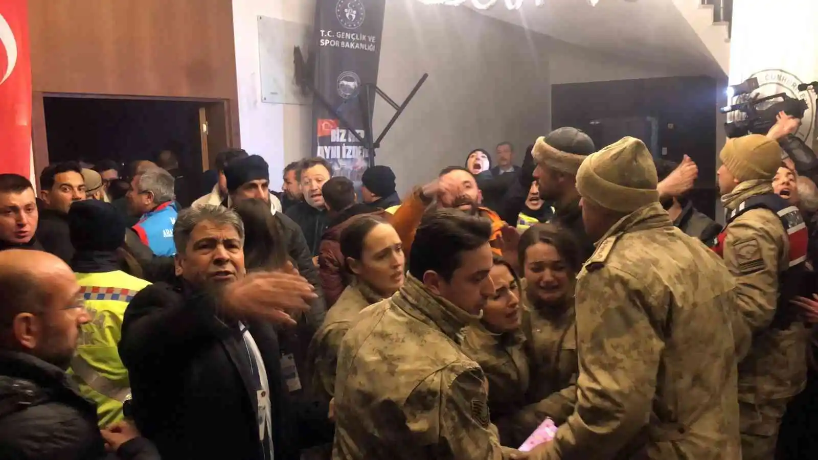 Sarıkamış’ta otelin tavanı çöktü, yaralılar var