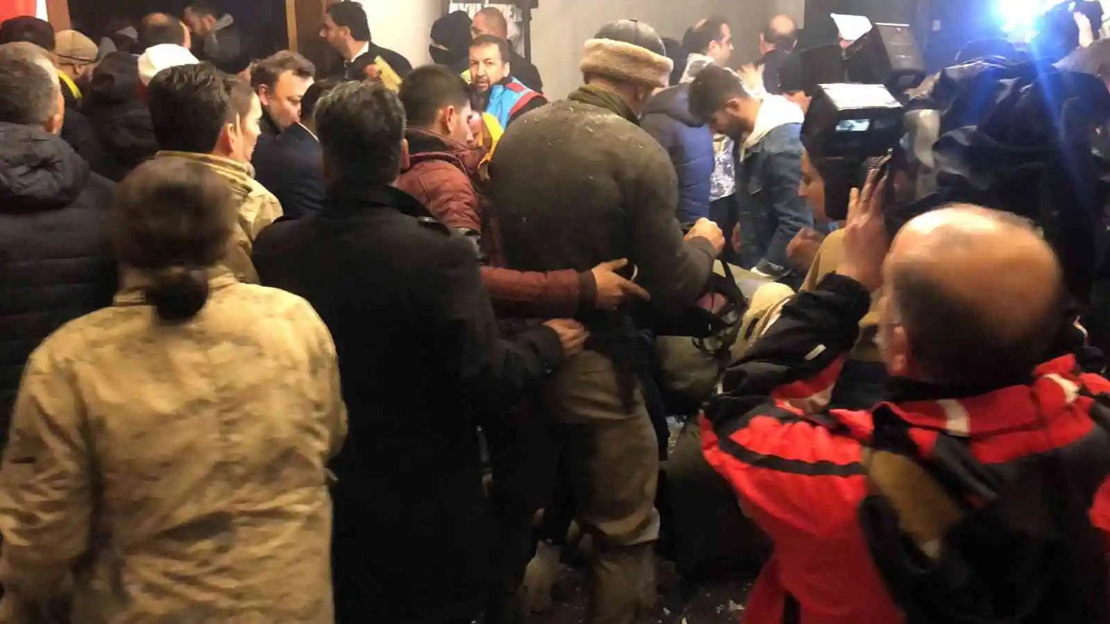 Sarıkamış’ta otelin tavanı çöktü, yaralılar var