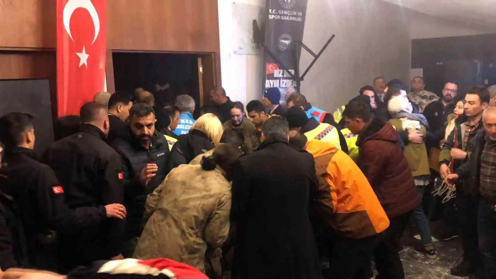 Sarıkamış’ta otelin tavanı çöktü, yaralılar var