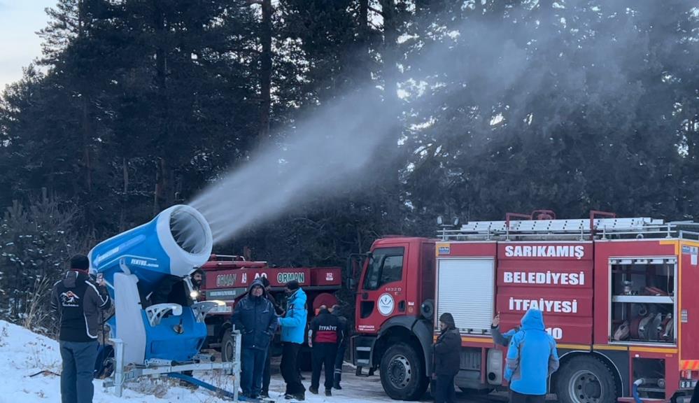 Sarıkamış'ta pistlere suni karlama yapılıyor