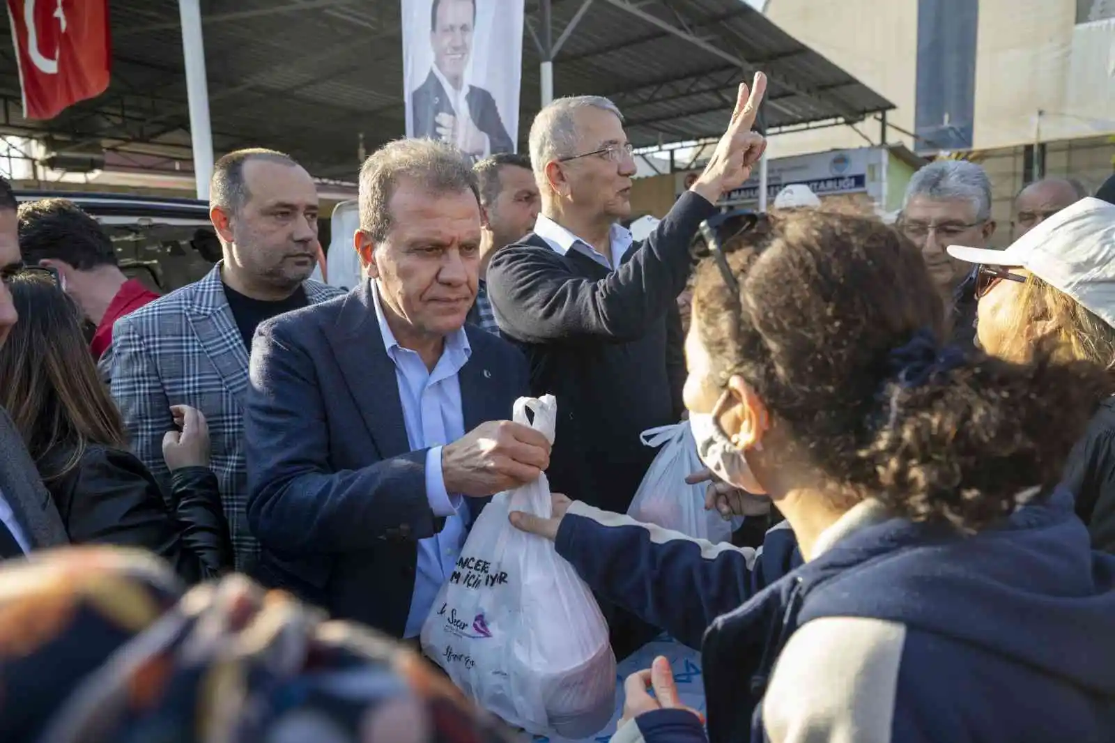 Seçer Mezitli'de esnaf ve vatandaşlarla bir araya geldi
