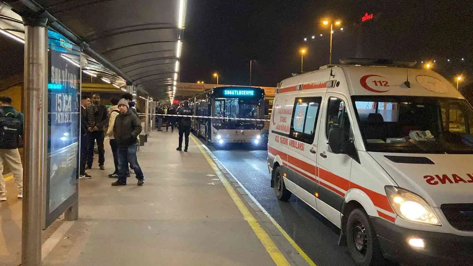 Sefaköy Metrobüs Durağı'nda metrobüsün altında kalan bir kişi hayatını kaybetti
